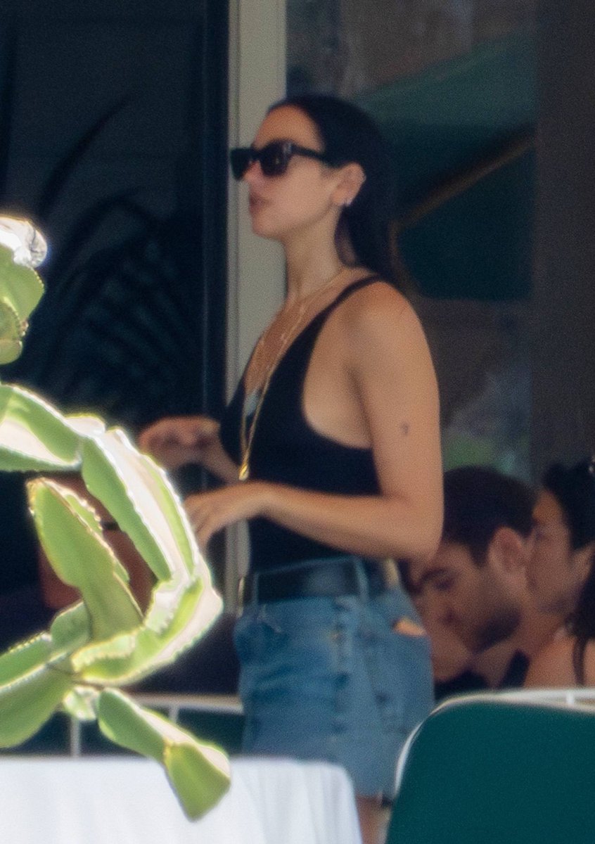 duasourceus's tweet photo. 📸 — Dua having breakfast with Callum, family, and friends in Palermo yesterday (June 9th) x33 HQs
https://t.co/j3yH2G0tAn https://t.co/3mVbL5yGS3