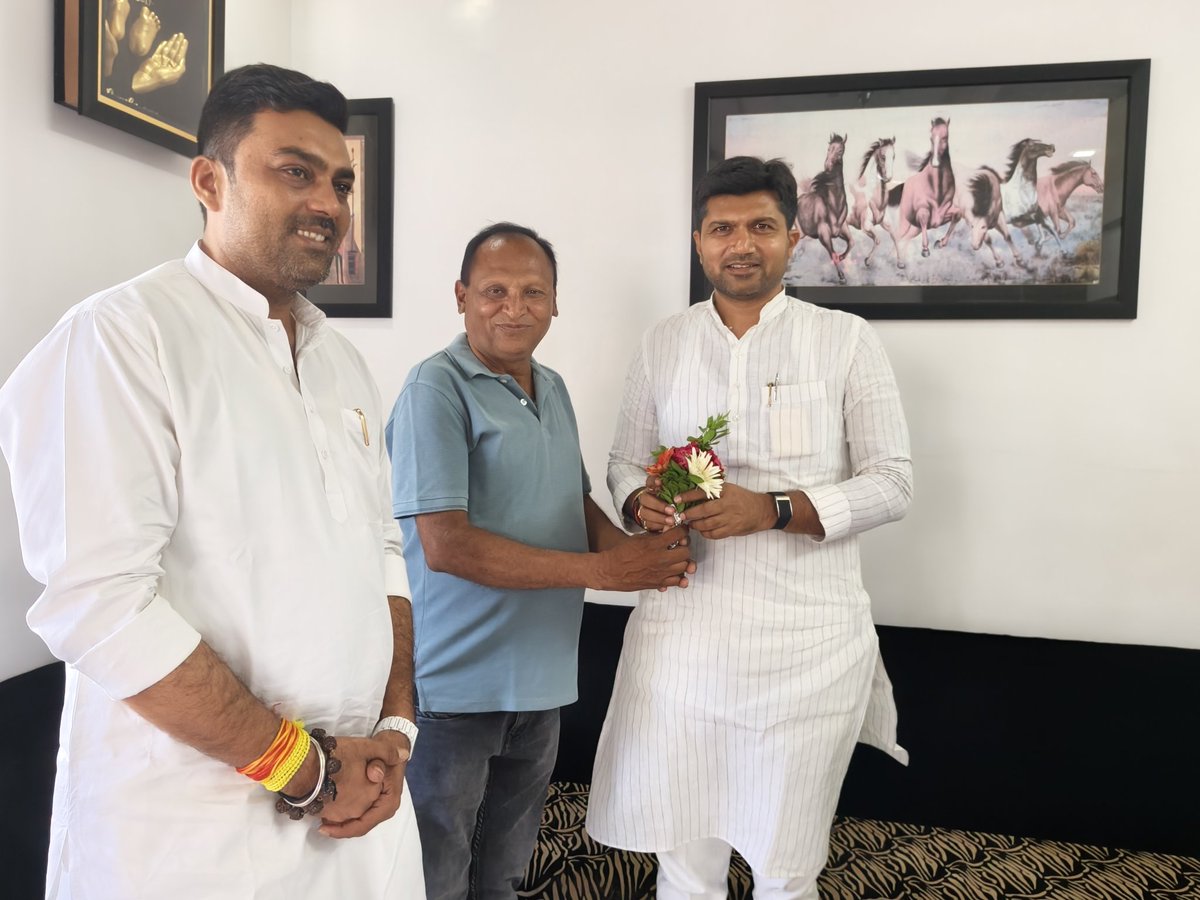 bjpneelrao's tweet photo. પ્રદેશ મહામંત્રી શ્રી પ્રશાંતભાઈ કોરાટજી સાથે જિલ્લા કોષાધ્યક્ષ શ્રી મુકેશભાઈ ચીમનભાઈ પટેલ તથા તેમના પરિવારજનોને તેમના નિવાસસ્થાને શુભેચ્છા મુલાકાત કરવાનો સુઅવસર પ્રાપ્ત થયો.

સંગઠનની શક્તિ કાર્યકર્તાઓના સમર્પણ અને પરિવારજનોના સહયોગથી વધુ મજબૂત બને છે. આત્મીય વાતચીત, પરસ્પર શુભેચ્છાઓ અને સંગઠનના ભાવિ કાર્યો અંગે થયેલો સંવાદ પ્રેરણાદાયી રહ્યો.
સૌના સ્નેહ, વિશ્વાસ અને આત્મીય આવકાર બદલ હૃદયપૂર્વક આભાર વ્યક્ત કરું છું.

#BJPGujarat #SangathanSarvopari #ShubhechhaMulakat #ViksitGujarat #TeamBJP #SevaSankalpSamarpan