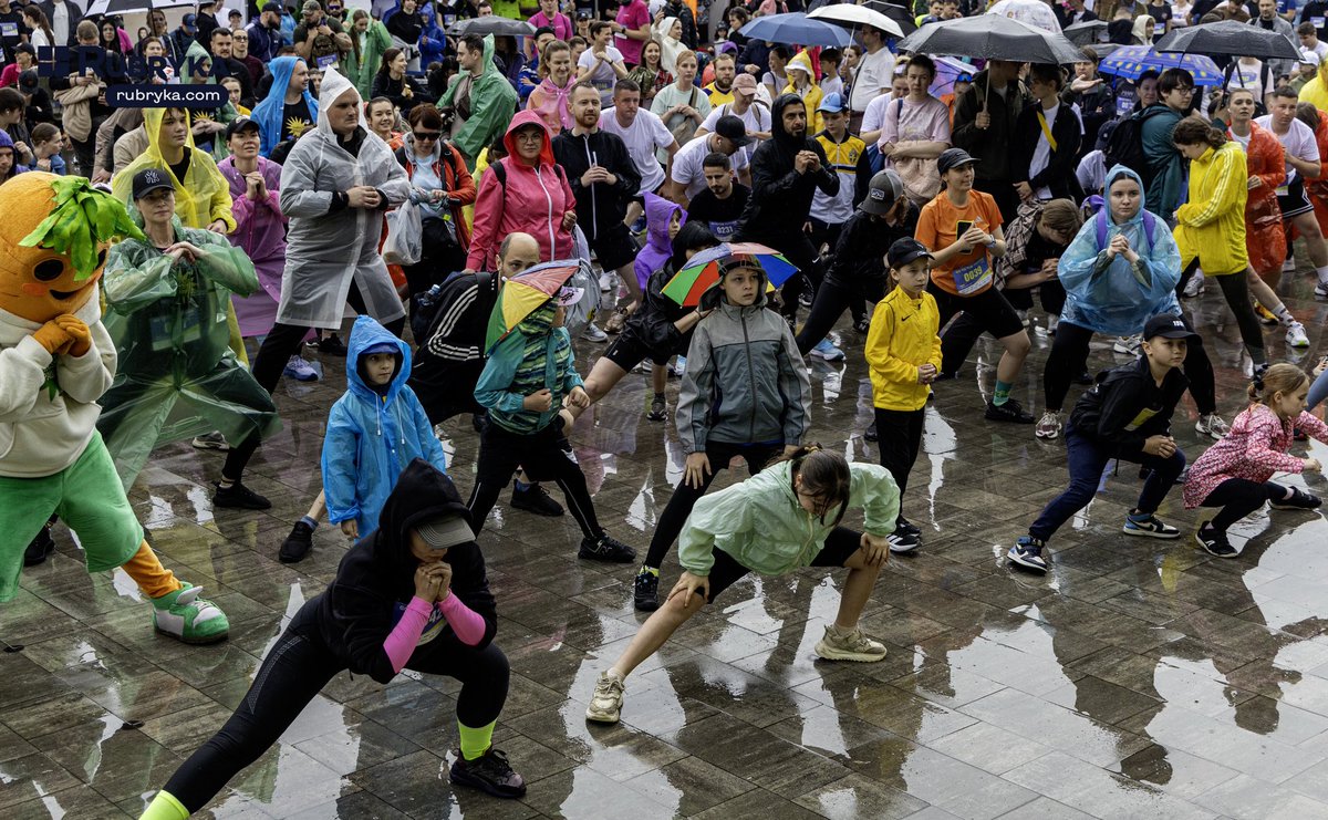 RubrykaEng's tweet photo. 💙💛On June 7, the third annual Go to the Future-2026 charity run in support of veterans with limb loss took place at VDNG in Kyiv. Despite the rain, the run brought together nearly 2,000 participants. Read more details👇🏻
https://t.co/sPDWO0FUea

📷 Mykola Tymchenko/ Rubryka https://t.co/wtF8B6fBjA