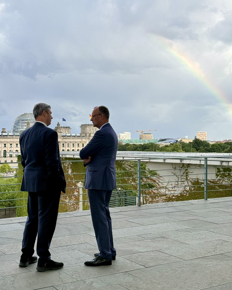 Markus_Soeder's tweet photo. Heute Abend im Kanzleramt: Koalitionstreffen mit Gewerkschaften und Arbeitgebern. Unser Land braucht Reformen. Wir müssen gemeinsam vorankommen. https://t.co/SG1hztw8Sy