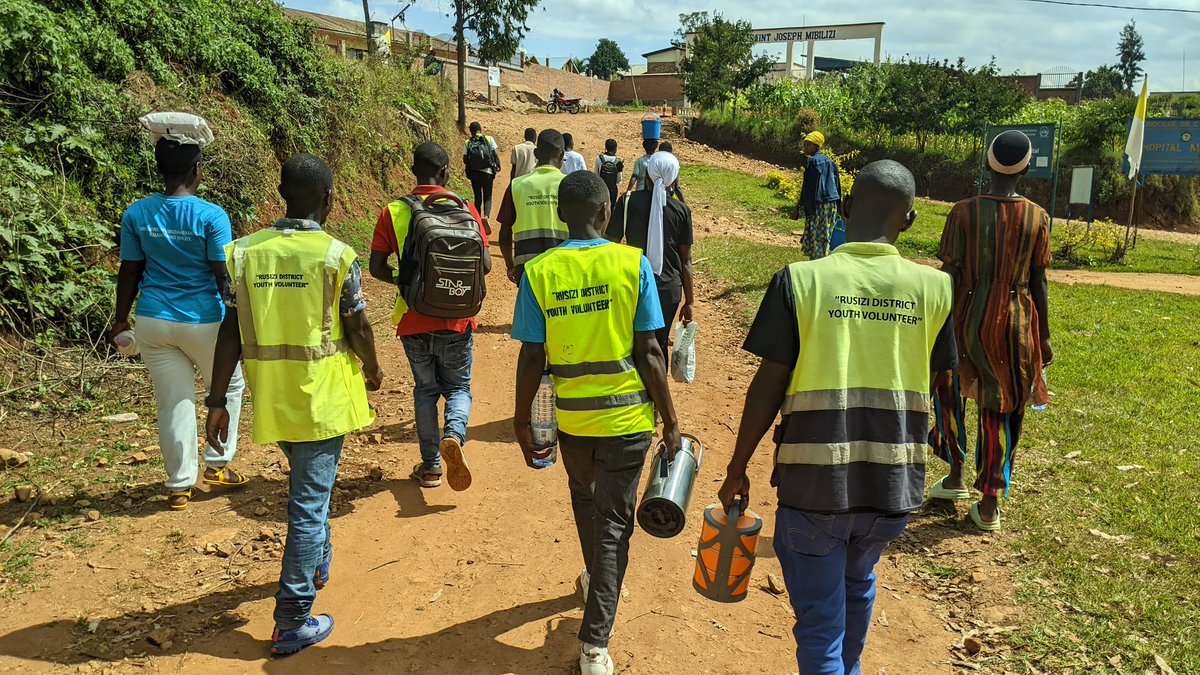MuganzaYVS's tweet photo. uyu munsi urubyiruko rwa @Muganzasector twazindutse mugikorwa cyo kujya kugemurira sbarwayi barwariye mu bitaro bya Mibilizi biherereye mu murenge wa Gashonga. tujyanemo umuturage ahore ku Isonga! kuko U Rwanda rukwiye ibyiza! https://t.co/Me6hMLfhhR