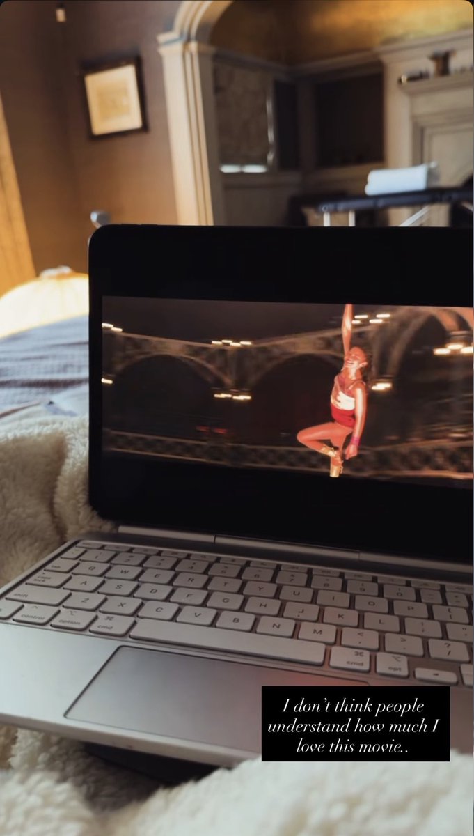 selenagomezbr's tweet photo. A gente entende!

Selena Gomez assistindo “O Rei do Show” pela milésima vez via Instagram Stories: “Eu acho que as pessoas não entendem o quanto eu amo esse filme.” https://t.co/e77GoVmYdg