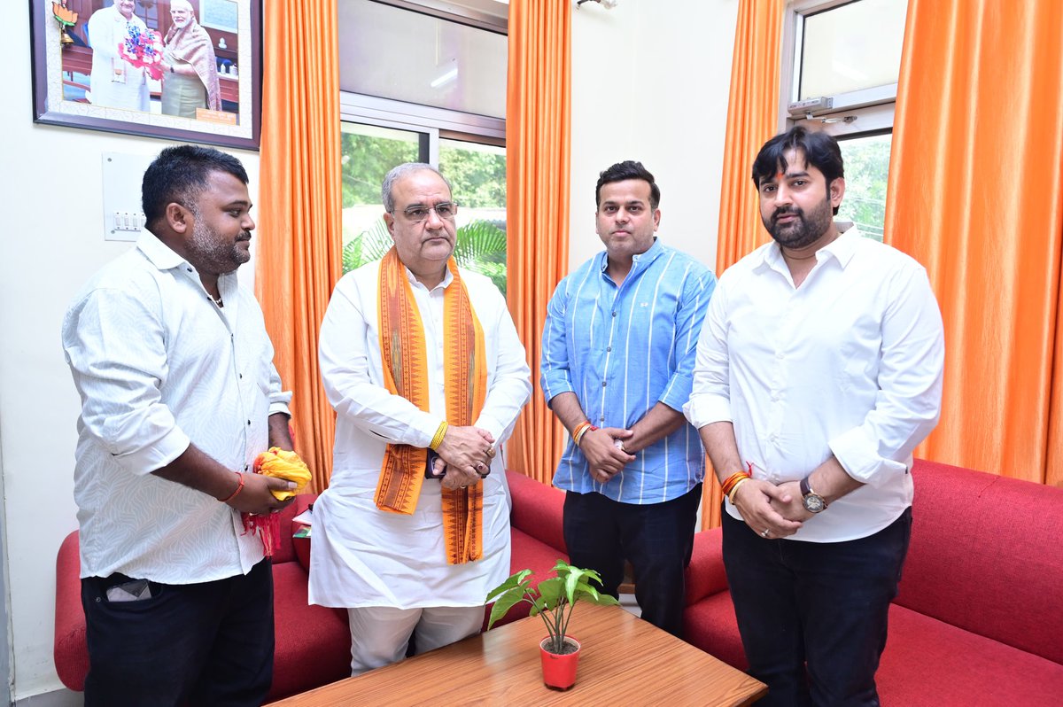 Bhupendraupbjp's tweet photo. आज लखनऊ स्थित आवास पर कर्मशील पार्टी पदाधिकारियों एवं कार्यकर्ताओं से आत्मीयतापूर्ण सुखद भेंट की। https://t.co/T6DCNv56QR