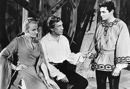 TinseltownTwins's tweet photo. Delphi Lawrence with David Farrar and David Hedison in The Son of Robin Hood (1958). #ClassicGirlOfTheWeek #DelphiLawrence https://t.co/uYqmOCCZmr