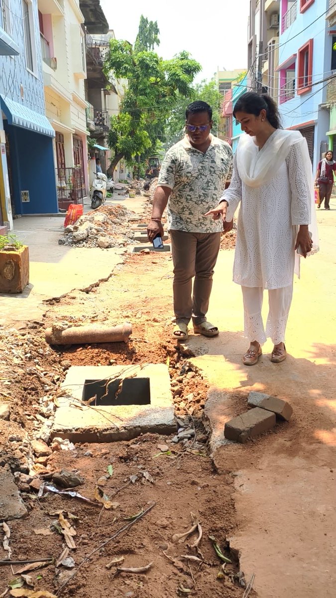 sofiafirdous1's tweet photo. କଟକ ସିଡିଏ ସେକ୍ଟର ୭ ଠାରେ ବିଧାୟକ ଉନ୍ନୟନ ପାଣ୍ଠିରୁ ଡ୍ରେନେଜ କାର୍ଯ୍ୟର କାମ କେତେ ବାଟ ଆଗେଇଲାଣି ତାହାର ତଦାରଖ କଲି। ଧାର୍ଯ୍ୟ ସମୟ ପୂର୍ବରୁ କାମ ସାରି ଲୋକଙ୍କ ସୁବିଧାରେ କିପରି ସହାୟକ ହୋଇପାରିବ ସେନେଇ ସମୀକ୍ଷା କରିଥିଲି।
#CDASector7 #Drainagework #Development #Barabaticuttack #Sofiafirdous https://t.co/DkhFaKuP1A