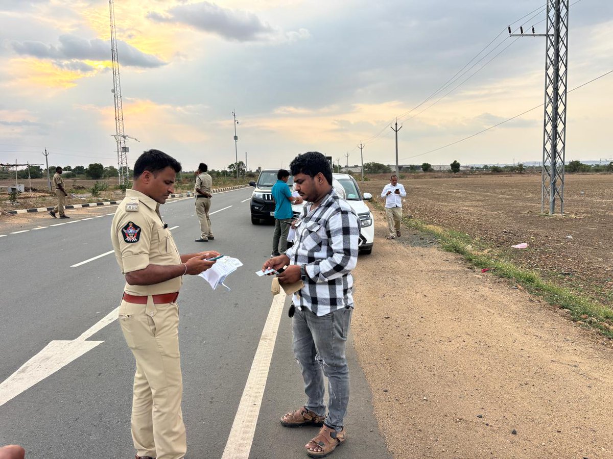 Kadapa_Police's tweet photo. 👉ద్విచక్రవాహనదారులు హెల్మెట్ తప్పనిసరిగా ధరించాలి. ఉల్లంఘిస్తే చట్టప్రకారం చర్యలు జిల్లా ఎస్.పీ హెచ్చరిక
👉జిల్లా వ్యాప్తంగా ట్రాఫిక్ నిబంధనలు ఉల్లంఘించిన వారిపై189 కేసులు నమోదు,రూ.45,267 జరిమానా విధించిన పోలీసులు
#kadapasp 
#kadapapolice 
@APPOLICE100
#Dial112 
#VehicleChecking https://t.co/4G29zGmWpk