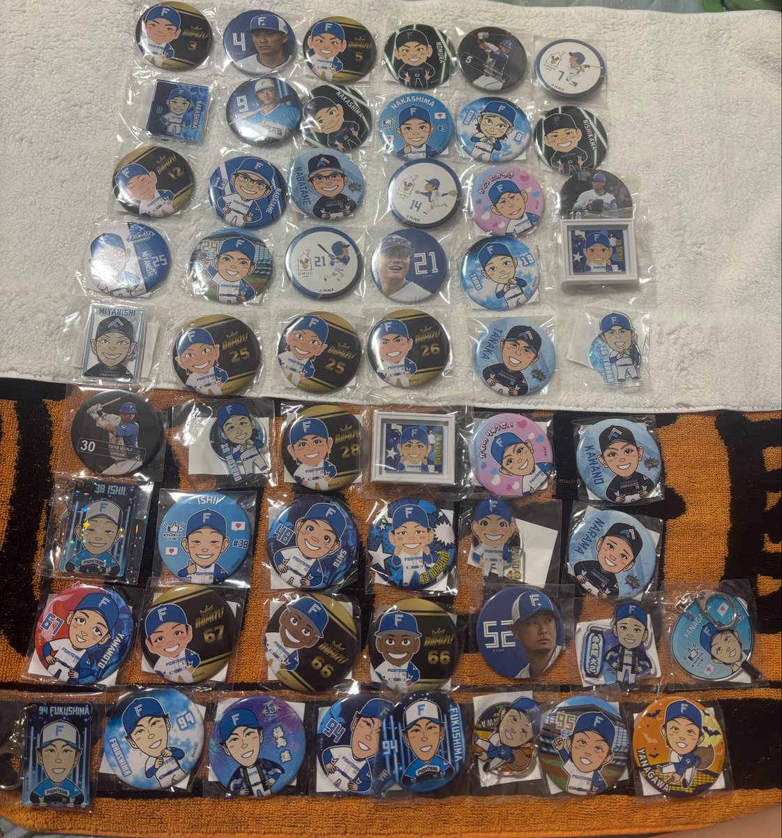 T_T1OO's tweet photo. ファイターズ 交換 買取

《求》   64  ガチャガチャ缶バッジ

《譲》   画像のものor定価

1：2でも1：3でもなんでもいいです！
64持ってる方いましたらよろしくお願いします🙇🏻‍♀️
郵送orエスコンでの取引
お気軽にリプください🍀*゜ https://t.co/Y0DUUVX51S