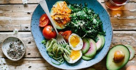 ImpactoFeed's tweet photo. 🔥 5 COMIDAS QUE TE AYUDAN A BAJAR DE PESO (Y NO, NO SON ENSALADAS ABURRIDAS) 🥗
Si estás intentando perder peso, no necesitas pasar hambre. La clave está en elegir alimentos que te mantengan lleno por más tiempo y te ayuden a controlar los antojos. 💪 https://t.co/n354HnaCFs