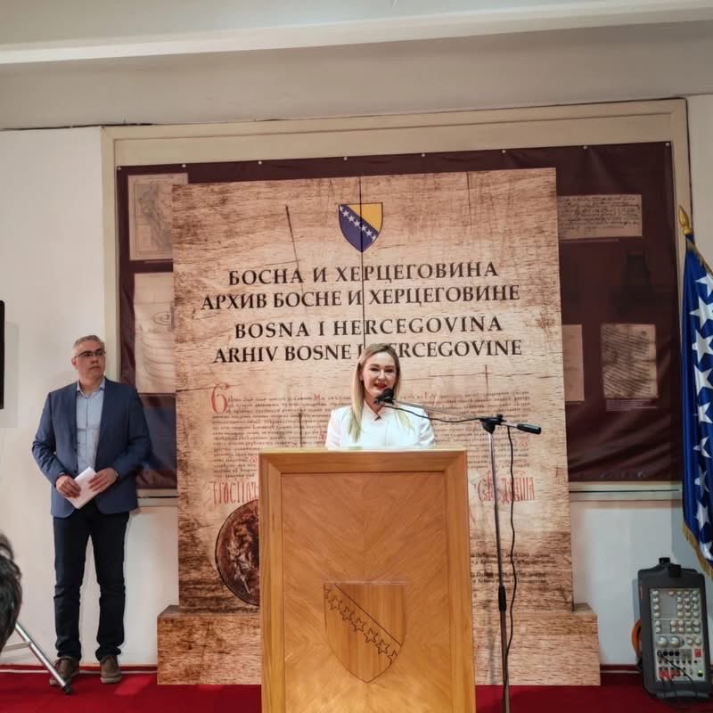 SRBinBiH's tweet photo. Поводом обележавања Међународног дана архива, Архив Босне и Херцеговине и Институт историјских наука Универзитета у Источном Сарајеву уприличили су изложбу под називом
„Победа Црвене армије над фашизмом и југословенско-совјетска сарадња током Другог светског рата на страницама листа Борба“.

На позив директорке Архива Босне и Херцеговине Данијеле Мрда, отварању изложбе је присуствовала министар саветник у Амбасади Републике Србије у Босни и Херцеговини Наташа Ђорђевић.