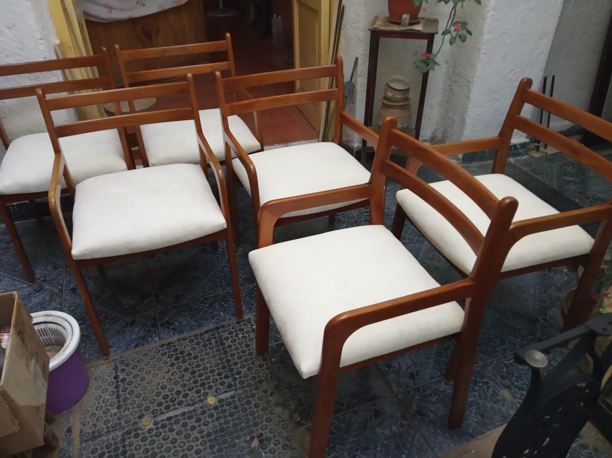 SommaLuis's tweet photo. Gente buenas tardes. Por acá dejo este trabajo en sillas. Fueron lustradas previo quitar lustre y lijar y realizadas a nuevo. Así quedaron. 091470996/091470997 si tienen sillas,butacas a lustrar y retapizar le escriben. Muy agradecido a esta clienta y a todos Uds siempre https://t.co/yTzyOt0zg2
