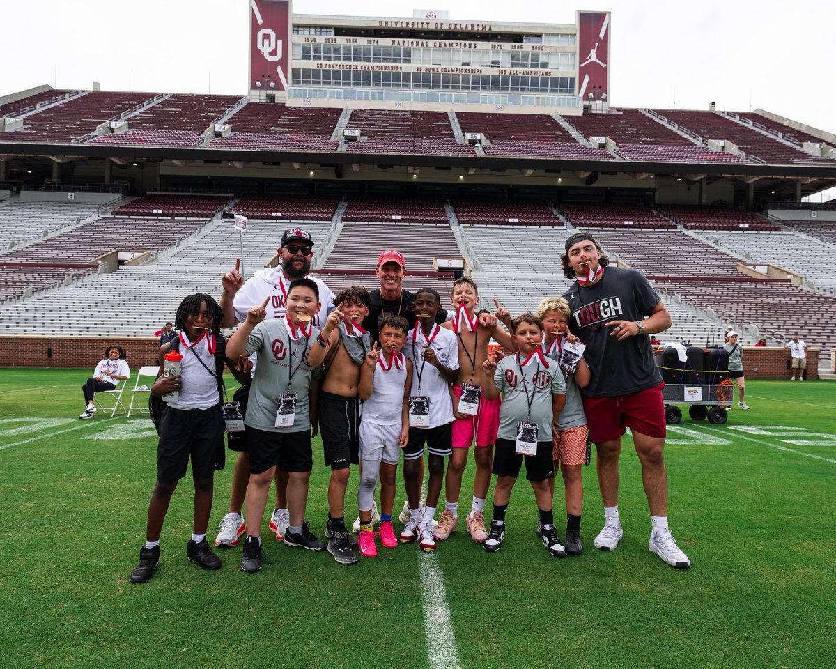 BVFootballCamps's tweet photo. Youth Camp 1 CHAMPS!!!🏆
AFC: Steelers⚫️🟡
NFC: Giants🔵🔴 https://t.co/aEp7Sorwcf
