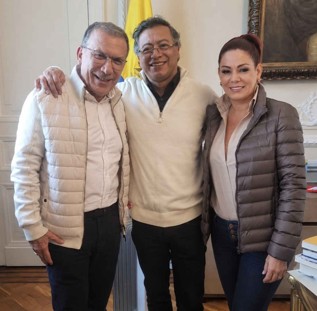 InversionesSaen's tweet photo. @RoyBarreras @tefaniaa26 Falso positivo. 
El Pacto histórico de la mafia con @RoyBarreras quiere victimizar a Petro
Colombia vota para restablecer Estado de derecho con el Imperio de la Ley. 
Dr. @ABDELAESPRIELLA  SALVE usted la Patria.
#FirmesPorLaPatría
Ciudadanos  exigimos 
https://t.co/37xDqYEdcT https://t.co/CzPUnfo2Dl