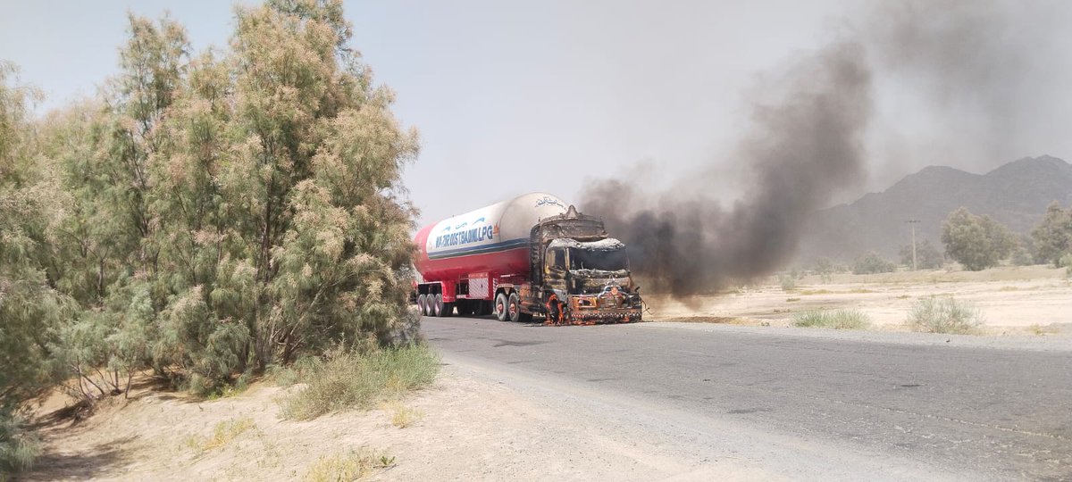 ConnectBaloch's tweet photo. بھارتی ایما پر فتنہ الہندوستان کے دہشت گردوں کا نوشکی میں غریب بلوچوں کے روزگار پر حملہ، 
بلوچ ڈرائیورز منتیں کرتے رہے ہم غریب مزدور ہیں، ہماری روزی کو آگ نا لگاؤ لیکن ان بزدلوں کو رحم نا آیا

#Balochistan #Pakistan #MI17 https://t.co/ggEvn2WsUJ