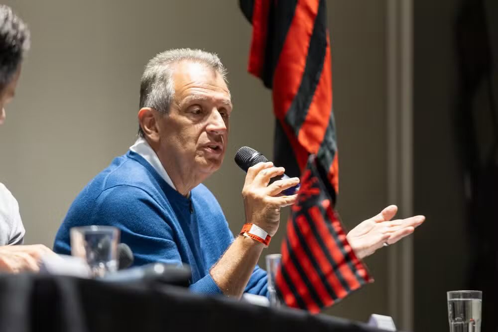 futebol_info's tweet photo. Presidente do Flamengo, Bap critica valor que FIFA pagará aos clubes por jogadores convocados para a Copa do Mundo:

“Poucos clubes sofrem problemas porque muitos não têm tantos jogadores convocados. Então não há nenhum senso de solidariedade entre os clubes no assunto, nem mesmo nos critérios de compensação financeira pela utilização dos atletas. Veja só, 5 mil dólares por dia com teto de 25 dias pela utilização do seu ativo que serão pagos em dezembro! Você não tem o direito de opinar sobre o valor da remuneração do seu ativo.”

“Na Copa do Mundo de Clubes, por exemplo, pagaram valores diferentes aos times europeus de ponta, então de alguma forma compensaram as reclamações deles, que sem dúvida nenhuma são mais consideradas do que as nossas.”

🗞️ @UOL | Mauro Cezar
📸 Rafael Ribeiro/CBF | Mariana Sá/CRF