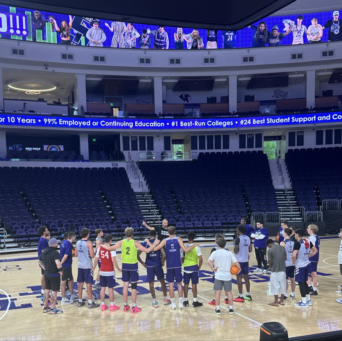 PhilBeckner's tweet photo. Great 2 days with @HPUMBB & @coachclayman working to build a Player Development Program that Separates!
Amazing group of hard working dudes who are HUNGRY & HUMBLE after massive success last year.
High Point University is a hidden gem!
#Better #Different https://t.co/V30YFo0V6i