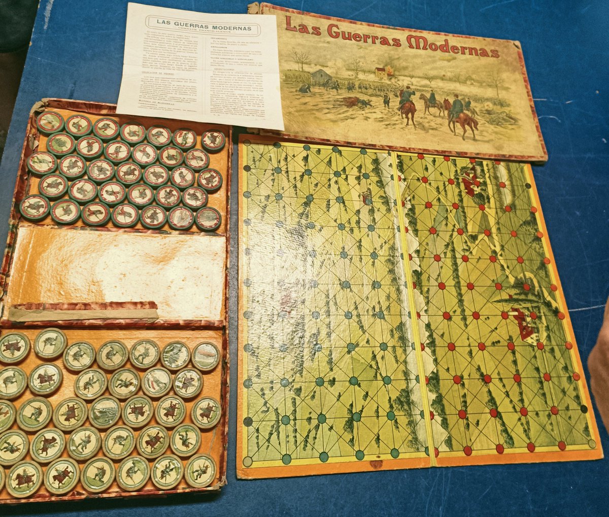 JuliusLFairfax's tweet photo. Hace un par de semanas inauguramos el nuevo local del Club Héroe y @hater_carlos nos mostró este juego de !1914! que había conseguido para su tienda de antigüedades.  
Unas damas con un algo más, eso sí de hace ni más ni menos que 112 años. 😮🧐 https://t.co/odZOxfnP6u