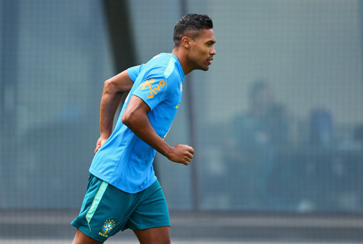 geglobo's tweet photo. Escalação da Seleção: Ancelotti indica Danilo e Alex Sandro nas laterais para estreia na Copa ➡️  https://t.co/wx8MTEEtfH

📷 Reuters https://t.co/lTREPxzrfw
