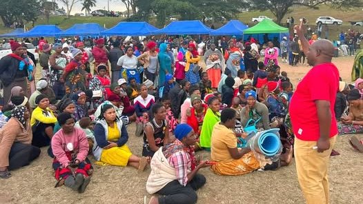 ISephara's tweet photo. 2500 Malawians left Durban townships &amp; have sought refuge outside the Sherwood Hall outside the City

The Malawian embassy says they are all willing to go home and start life afresh. They says busses are being organised by the Malawian government to take everyone back. Abahambe! https://t.co/lgiqPaYOLv