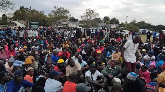 ISephara's tweet photo. 2500 Malawians left Durban townships &amp; have sought refuge outside the Sherwood Hall outside the City

The Malawian embassy says they are all willing to go home and start life afresh. They says busses are being organised by the Malawian government to take everyone back. Abahambe! https://t.co/lgiqPaYOLv