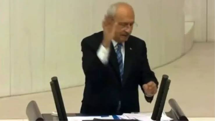 hikmetgenc's tweet photo. Kılıçdaroğlu’nun kürsüden çektiği bu hareketi Özgür Özel şöyle savunmuştu:

“Genel Başkanımız elini elinin sırtına vurmak suretiyle anlamı güçlendirmiştir. Sırtına yük bindirmek anlamındaki vücut dilidir."

Nasıl?.., 
Şimdi sana daha da anlamlı geldi, değil mi Özgür Özel?! https://t.co/okNwyDFxOE