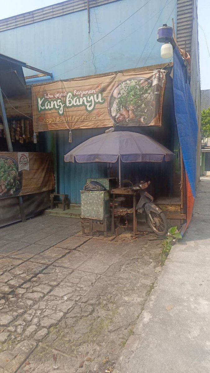 fjrsofar's tweet photo. Libur piket yang berharga. Dimulai pagi nganter istri, istirahat seharian, hingga jemput kepulangan istri dengan beli cimol bojot aa walaupun pengennya tahu gejrot tapi antre banget, yaudahlah

Tiba di kontrakan, kami menyantapnya sembari mengobrol tentang tujuan hidup ke depan https://t.co/pGxZlIUZcU