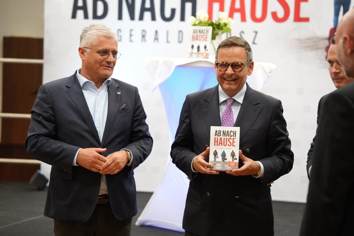 GeraldGrosz's tweet photo. Liebe Freunde, gestern war’s wieder einmal so weit: Der Saal im Steinberger hat gebebt! Ein volles Haus bei der Präsentation meines neuen Buches „Ab nach Hause“ – und die Stimmung war elektrisierend, vielfältig und vor allem: aufgeweckt! Danke an alle, die gekommen sind und mitdiskutiert haben. Das zeigt: Die Leute haben die Schnauze voll von dieser Politik des Wegschauens und Durchwinkens.
Es ist höchste Zeit, dass wir unser Land zurückbekommen. Kein Geschwafel mehr – Ab nach Hause mit denen, die hier nichts verloren haben!
Wer noch nicht zugeschlagen hat: Jetzt bestellen und selbst lesen, worum es wirklich geht. Knallhart, unzensiert und mit klaren Lösungen.
➡️ Hier direkt auf Amazon: https://t.co/me4sD1mMMX