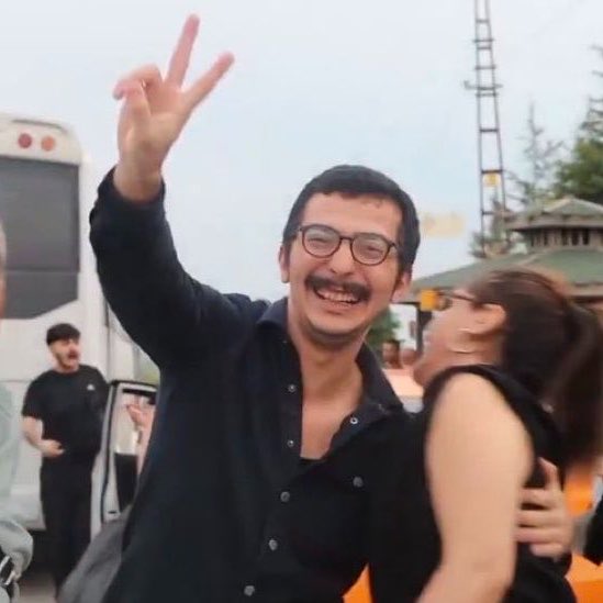 vukuathaberx's tweet photo. Nusaybin’de 5 ay önce Türk bayrağını indirip yerde sürükleyen Diyar Koç tahliye edildi. https://t.co/pYuiOytNRD