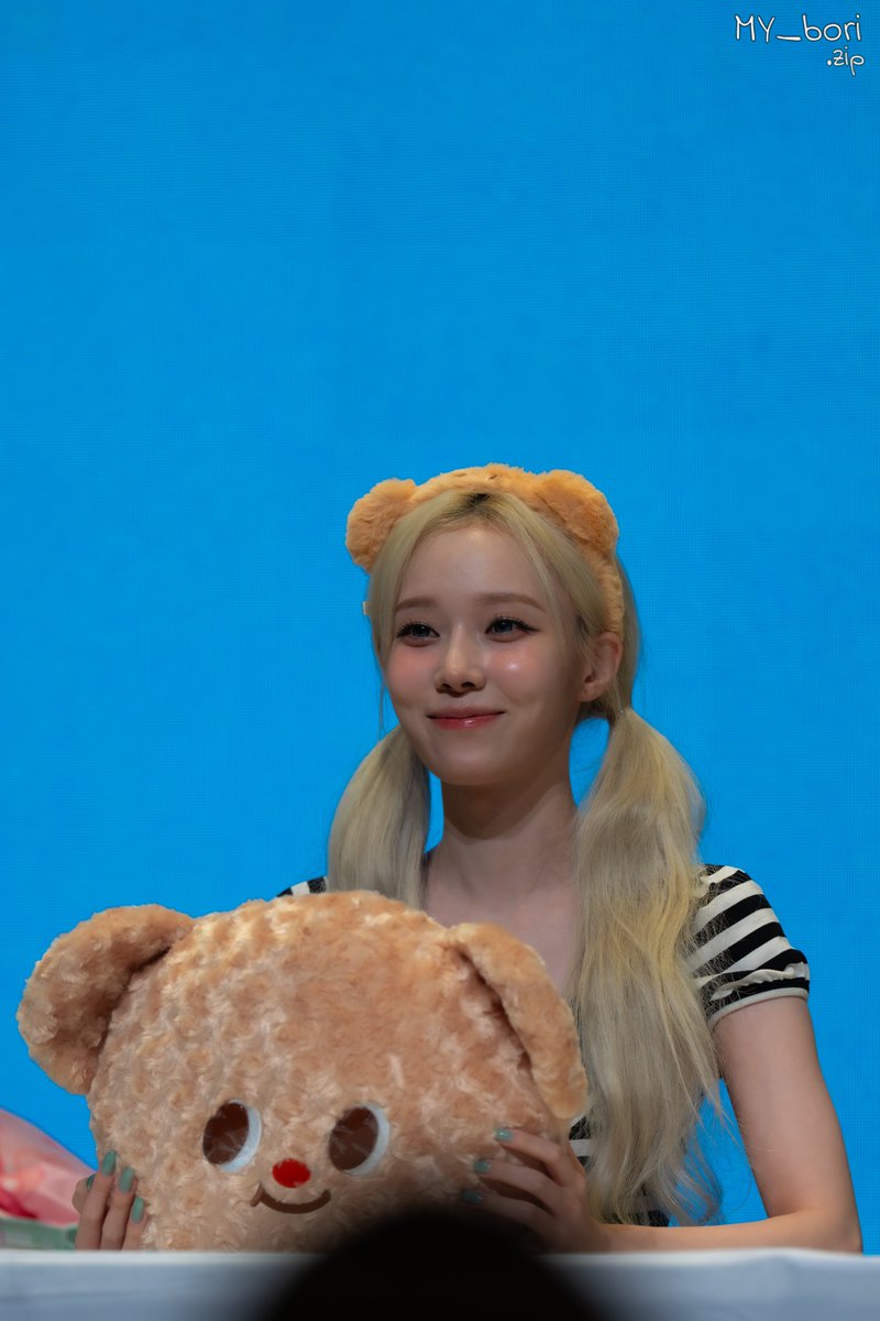 MY_bori_zip's tweet photo. 260607 에스파 2차 대면 팬사인회 (사운드웨이브)  

#에스파 #aespa #윈터 #WINTER https://t.co/qaNLIicoHz