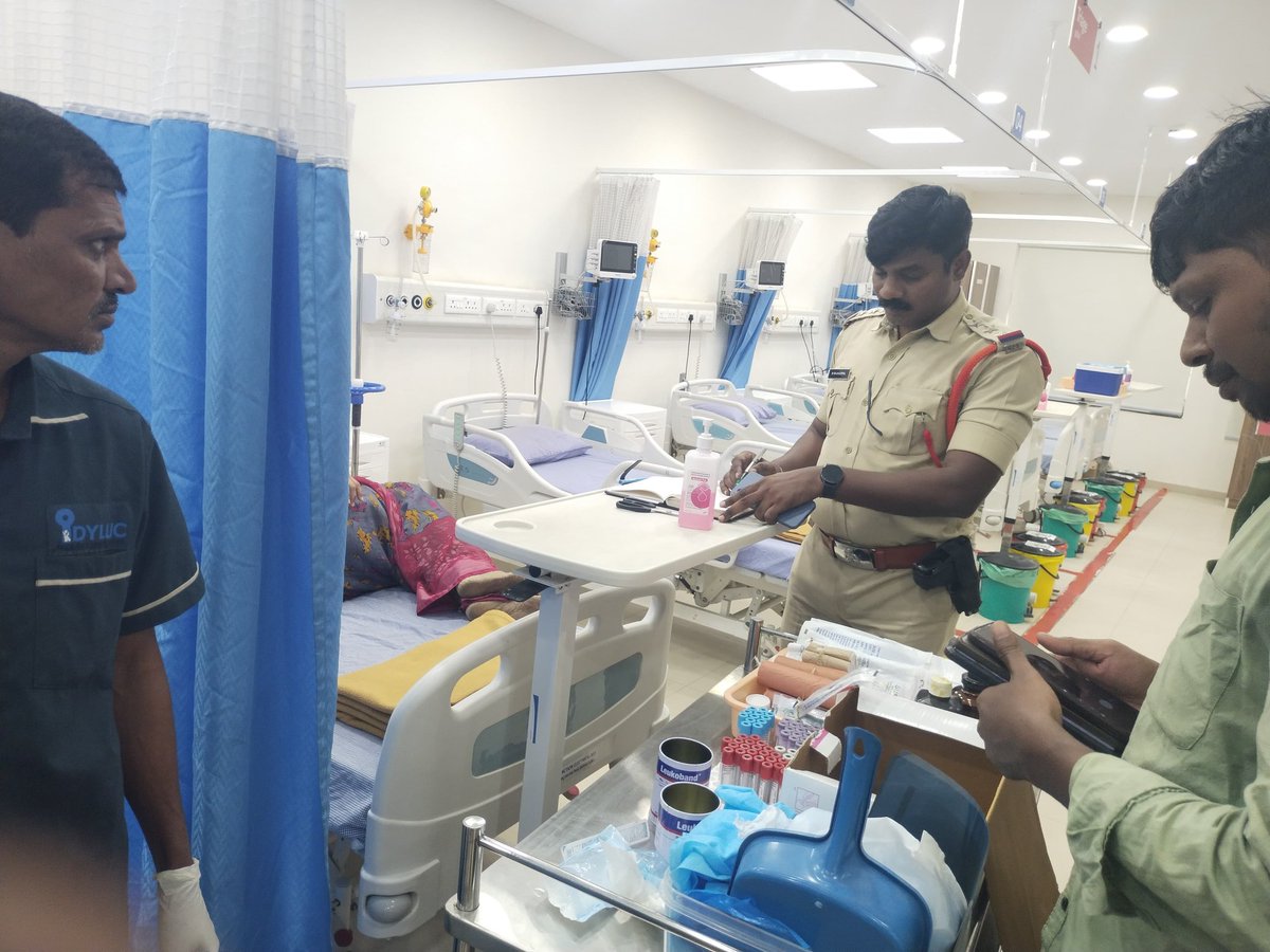 warangalpolice's tweet photo. బాధ్యతను మించిన మానవత్వం
-ఆపదలో అండగా నిలిచిన పర్వతగిరి సీఐ రాజగోపాల్

ఉరుకుల పరుగుల యాంత్రిక జీవనంలో రోడ్డుపై ప్రమాదం జరిగితే చూసీచూడనట్లు వెళ్లిపోయే ఈ రోజుల్లో, ఖాకీ చొక్కా వెనుక ఉన్న కరుణను ఓ పోలీస్ అధికారి కళ్లకు కట్టారు. హంటర్ రోడ్డు నుంచి తన విధులకు వెళ్తున్న పర్వతగిరి సీఐ రాజగోపాల్, జేఎస్ఎం కళాశాల వద్ద కారు స్కూటీని ఢీకొట్టిన ప్రమాదాన్ని గమనించారు. స్కూటీపై ప్రయాణిస్తున్న దంపతులు రక్తపు మడుగులో తీవ్ర గాయాలతో పడి ఉ��డటం చూసి ఆయన తక్షణం స్పందించారు. తన ప్రయాణాన్ని ఆపి, క్షణం కూడా ఆలోచించకుండా వెంటనే ఒక ఆటో మాట్లాడి, గాయపడిన వ్యక్తిని అందులో ఎక్కించారు. కేవలం ఆస్పత్రికి పంపించి చేతులు దులుపుకోకుండా, స్వయంగా ఆ ఆటోలోనే తోడుగా కూర్చుని హంటర్ రోడ్డులోని మెడికవర్ ఆసుపత్రికి తరలించారు. అక్కడ వైద్యులతో నేరుగా మాట్లాడి అత్యవసర వైద్య సేవలు అందేలా చూడటమే కాకుండా, భయంతో ఉన్న ఆ దంపతులకు కొండంత భరోసా ఇచ్చారు. ఎవరి పనుల్లో వారు బిజీగా ఉంటూ సాటి మనుషుల పట్ల పట్టింపు లేని ప్రస్తుత సమాజంలో, ఒక నిరుపేద కుటుంబం ప్రాణాలు కాపాడేందుకు సకాలంలో స్పందించిన సీఐ రాజగోపాల్ తీరు నేటి యువతతో పాటు పాత తరానికి సైతం ఆదర్శంగా నిలుస్తూ ప్రతి ఒక్కరి మన్ననలు పొందుతోంది.
@TelanganaDGP
@TelanganaCOPs
