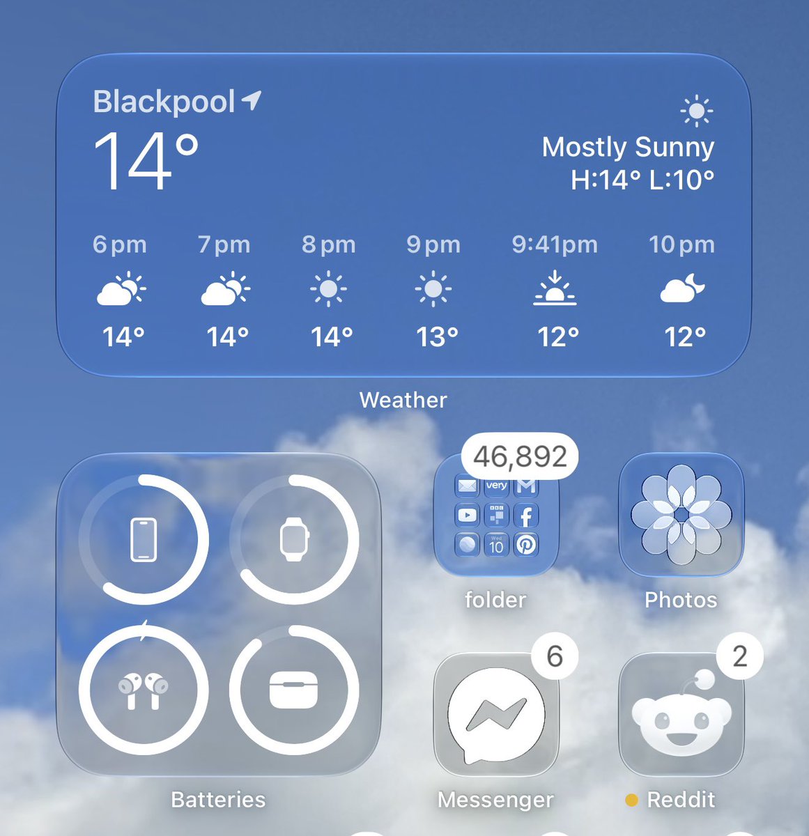 AnxiousHolly's tweet photo. iOS 27 beta 1 after 48h 🧵

It’s fast, like crazy smooth 

battery is okay, it’s noticeably going down quicker which is expected 

the new Siri is just amazing, we finally have a great AI assistant on iPhone 

maximum Liquid glass is beautiful again https://t.co/0q5csxrZHq