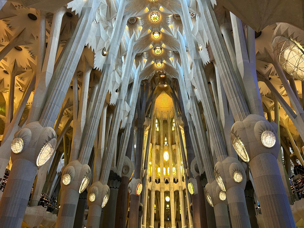vaticannews_it's tweet photo. Nella Sagrada Família si attende #PapaLeoneXIV che celebra la Messa nel centenario della morte di Gaudì, l'architetto di Dio. Il Pontefice inaugurerà la Torre di Gesù https://t.co/jwTr0QbXY1