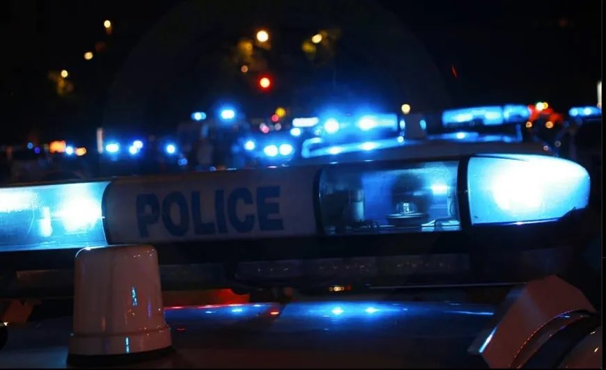 PoliceRealites's tweet photo. 🚨 Deux fois en une nuit, le même conducteur refuse de s’arrêter à Garges-lès-Gonesse. 

Résultat : deux policiers blessés, une ambulance en intervention percutée, une tentative d’obstruction à l’arrestation. 

Interpellé, mais au prix fort. 

Jusqu’où faudra-t-il aller avant que les refus d’obtempérer soient sanctionnés à la hauteur de leur dangerosité réelle ?

(L’article complet dans le premier commentaire)