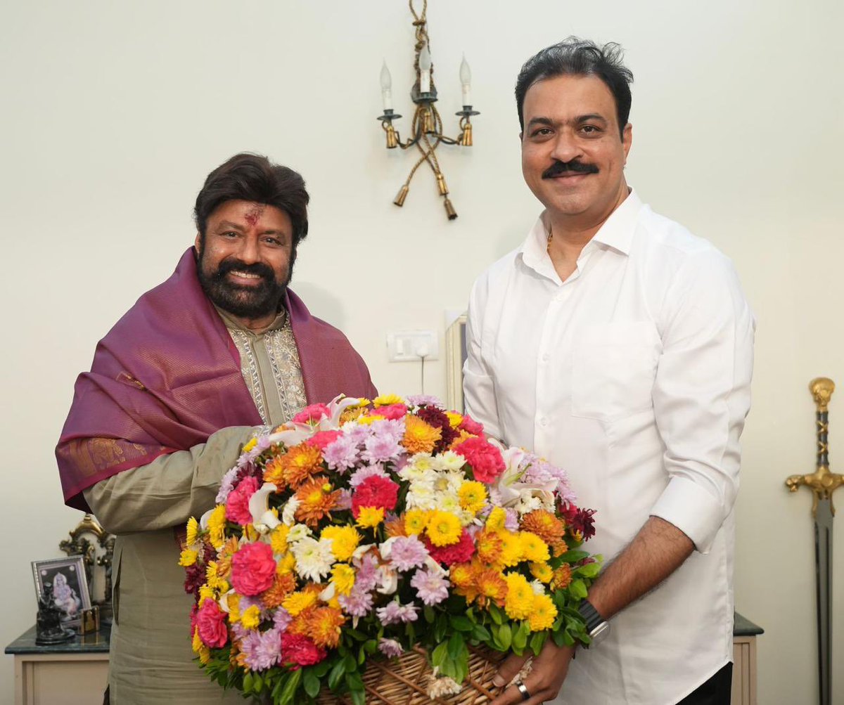 MannavaMohan's tweet photo. ఈరోజు హైదరాబాద్‌లో నందమూరి బాలకృష్ణ గారి నివాసంలో బాలకృష్ణ గారిని మర్యాదపూర్వకంగా కలిసి జన్మదిన శుభాకాంక్షలు తెలియజేసిన APTS ఛైర్మన్ మన్నవ మోహనకృష్ణ గారు

పద్మభూషణ్, నటసింహ, హిందూపురం ఎమ్మెల్యే నందమూరి బాలకృష్ణ గారి జన్మదినోత్సవం సందర్భంగా ఈరోజు హైదరాబాద్‌లో బాలకృష్ణ గారి నివాసంలో APTS ఛైర్మన్ మన్నవ మోహనకృష్ణ గారు ఆయన్ని మర్యాదపూర్వకంగా కలిసి శుభాకాంక్షలు తెలియజేశారు. సినీ నటుడిగా కోట్లాది మంది అభిమానుల ప్రేమను పొందిన బాలకృష్ణ గారు, ప్రజాప్రతినిధిగా హిందూపురం అభివృద్ధికి కృషి చేస్తూ, Basavatarakam Indo American Cancer Hospital & Research Institute ద్వారా వేలాది మందికి సేవలందిస్తున్న బాలకృష్ణ గారు ఆయురారోగ్యాలతో, మరిన్ని విజయాలు సాధించాలని మన్నవ మోహనకృష్ణ గారు ఆకాంక్షించారు.

#HappyBirthdayNBK 
#HBDBALAYYA #NBK 
#NandamuriBalakrishna 
#aptschairman #mannavamohanakrishna 
#mohanakrishnamannava