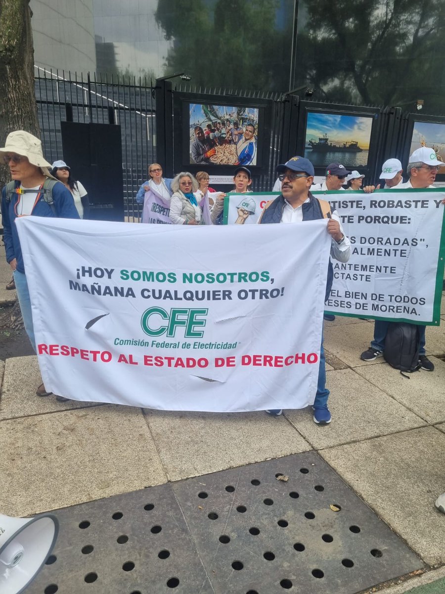 jubiladosPemex's tweet photo. Segunda parada: Senado de la República.

Hoy acudimos a este espacio para respaldar los esfuerzos encaminados a corregir una medida que ha afectado a miles de jubiladas y jubilados del país.

Con respeto, firmeza y convicción, seguimos impulsando soluciones que restituyan derechos y otorguen certeza jurídica a quienes dedicaron su vida al servicio de México.

#MiPensiónEsGanada
#AlianzaNacionalDeJubilados
#EstadoDeDerecho