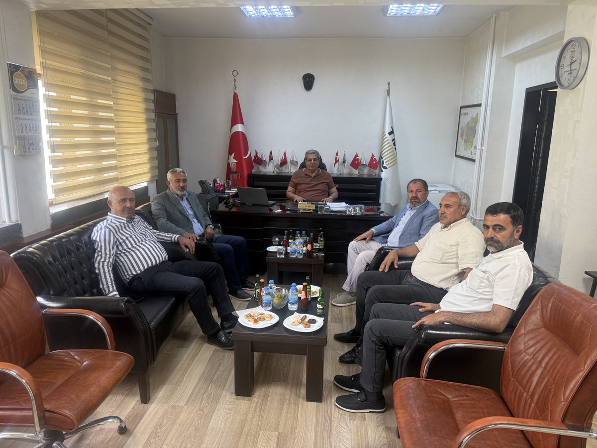 masuk21's tweet photo. Diyarbakır Sur, Yenişehir ve Ergani Ziraat Odası Başkanlarımızla bir araya geldik. Üreticilerimizin randevu alma ve ürününü satma konusunda Kurumumuzca tüm hazırlıklarımızın tamamlandığını,bu gün itibariyle alıma başlanıldığı bildirdik. https://t.co/0pUYtEtNGL