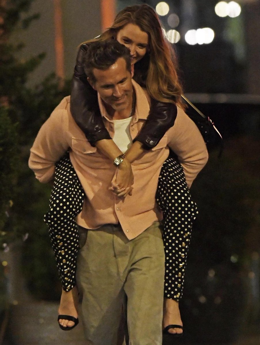 BLwifey's tweet photo. blake lively and ryan Reynolds out and about in NYC last day 💖💖 https://t.co/8SJ5JJNXZT