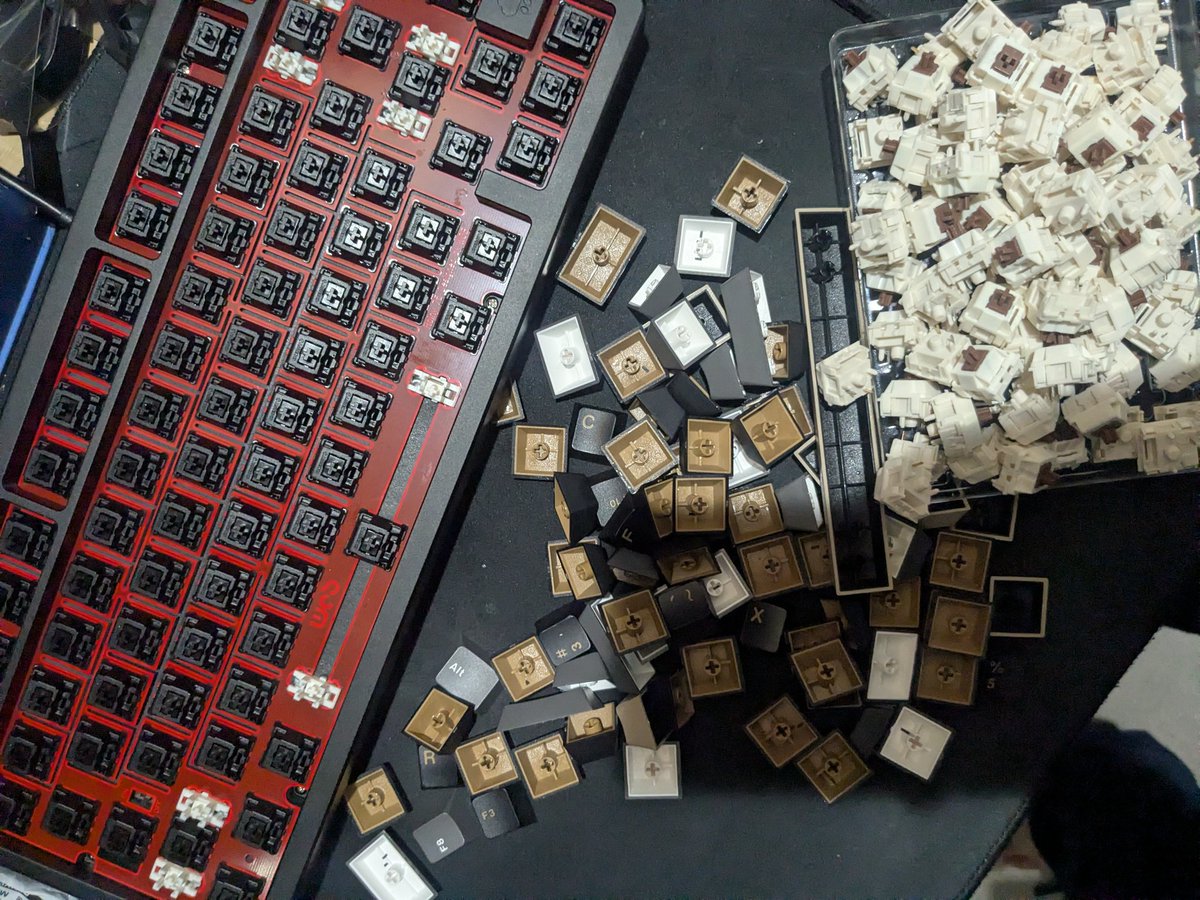 akh3214's tweet photo. キーボードを黒軸に変えてみた
ホットスワップだけどガスケットマウントだからか、バラさんとうまく挿さらんくて手こずった https://t.co/fbBtbQ3Pmv