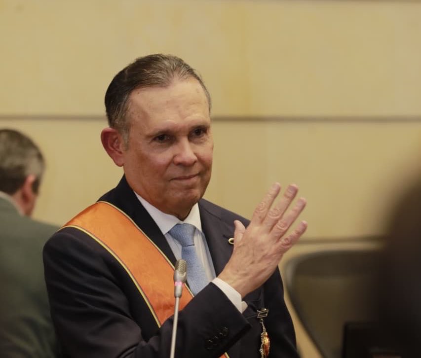 soyconservador's tweet photo. Desde el Partido Conservador Colombiano expresamos nuestro orgullo y felicitamos a nuestro Presidente  y Senador, Efraín Cepeda Sarabia, por recibir la Orden del Congreso de la República  Gran Cruz Extraordinaria con placa de otro y la orden a la Democracia Simón Bolívar en el grado Gran Cruz.
Cómo un reconocimiento a una trayectoria ejemplar al servicio de Colombia, su compromiso con la democracia, el fortalecimiento de las instituciones y la defensa de los principios que han guiado su vida pública.
Celebramos este merecido reconocimiento y reiteramos nuestra gratitud por su liderazgo, dedicación y aporte al país.
#PartidoConservador #EfraínCepeda #OrdenDeLaDemocracia #GranCruz #Colombia