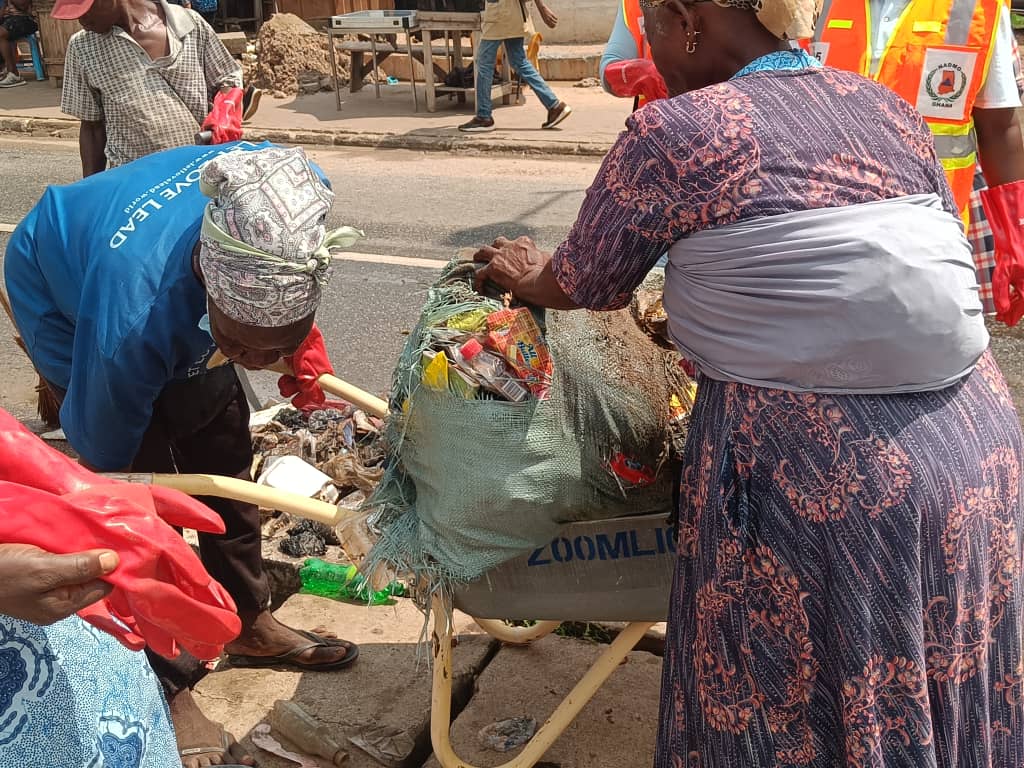 DangoteGh_1's tweet photo. #ZoomlionNadmoDeyWork To tackle Flooding head on 👌 
#FloodPrevention KGL foundation Accra https://t.co/s66GSD6pFi