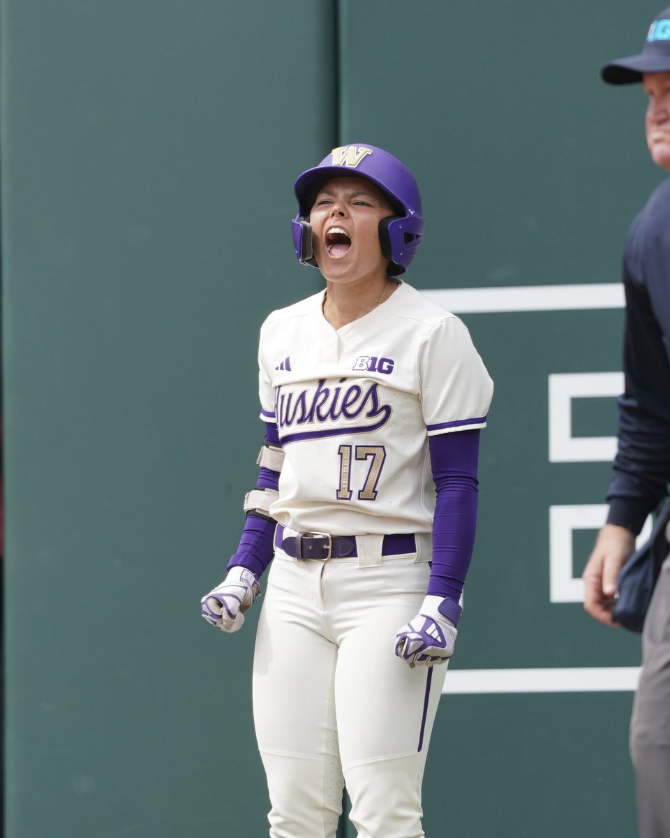 UWSoftball's tweet photo. All the birthday love today for Ava 🎊💜 https://t.co/BNw5S5UL04