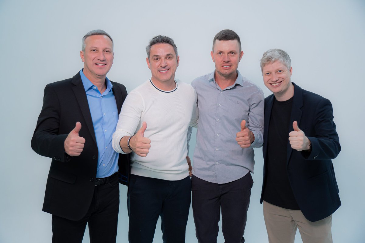 jadersonschlee's tweet photo. Sábado foi dia de fotos oficiais com os melhores representantes do estado ao meu lado estão os pré candidatos e futuros senadores @marcelvanhattem  @sandersonrs  também ao centro e pré candidato ao governo do estado @zucco https://t.co/bDueGnL02A