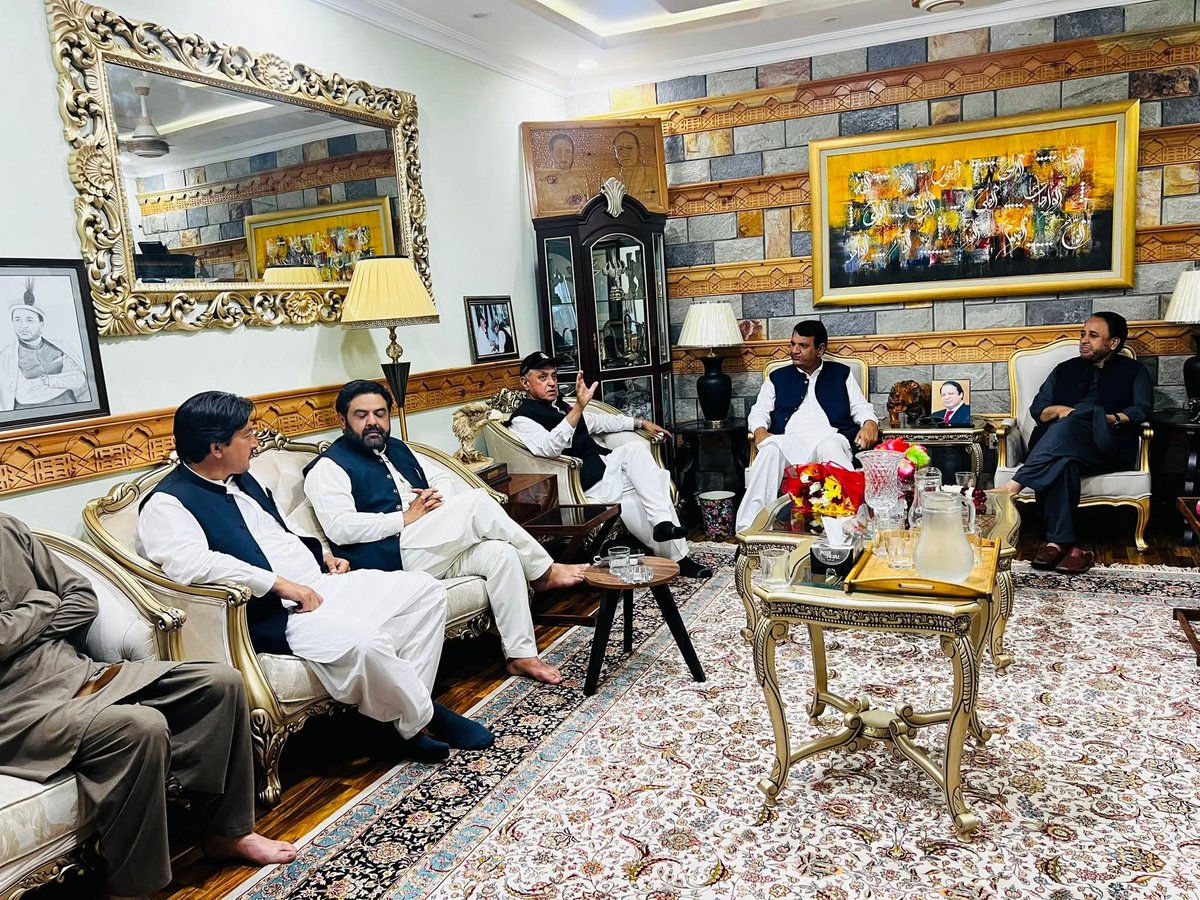 CMGBPK's tweet photo. ن لیگ سادہ اکثریت رکھتی ہیں جبکہ آزاد امیدواران کا جھکاؤ بھی ن لیگ کی طرف ہے آئندہ چند دنوں میں ن لیگ اپنی اکثریت واضح کے کرے گی اور حکومت بنانے کی پوزیشن میں ہوگی
وفاقی وزیر امیر مقام
@AmirMuqamAM @pmln_org https://t.co/ftrkDaYE8b