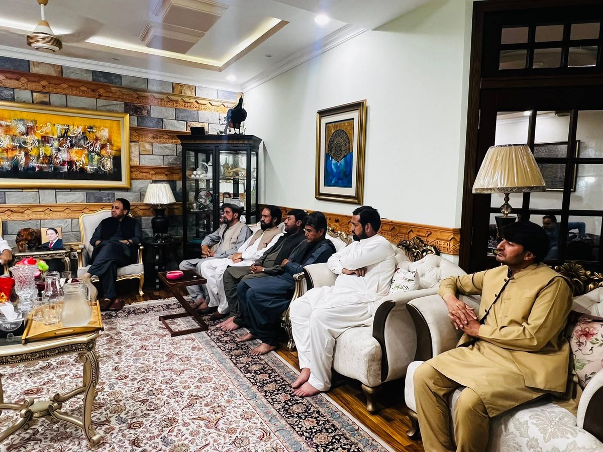 CMGBPK's tweet photo. ن لیگ سادہ اکثریت رکھتی ہیں جبکہ آزاد امیدواران کا جھکاؤ بھی ن لیگ کی طرف ہے آئندہ چند دنوں میں ن لیگ اپنی اکثریت واضح کے کرے گی اور حکومت بنانے کی پوزیشن میں ہوگی
وفاقی وزیر امیر مقام
@AmirMuqamAM @pmln_org https://t.co/ftrkDaYE8b