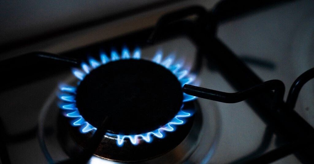 FranceNews24's tweet photo. 🔴 INFO - #Consommation : Le prix repère du gaz augmentera de 7,4 % au 1er juillet, soit environ 2,70 € de plus par mois pour 6 millions de foyers français (60 % des abonnés). Une hausse liée aux tensions géopolitiques au Moyen-Orient. ⛽📈🇫🇷 #Gaz #Énergie #Facture #Hausse #MoyenOrient #Viral #France (Source : CRE) 🔴📰