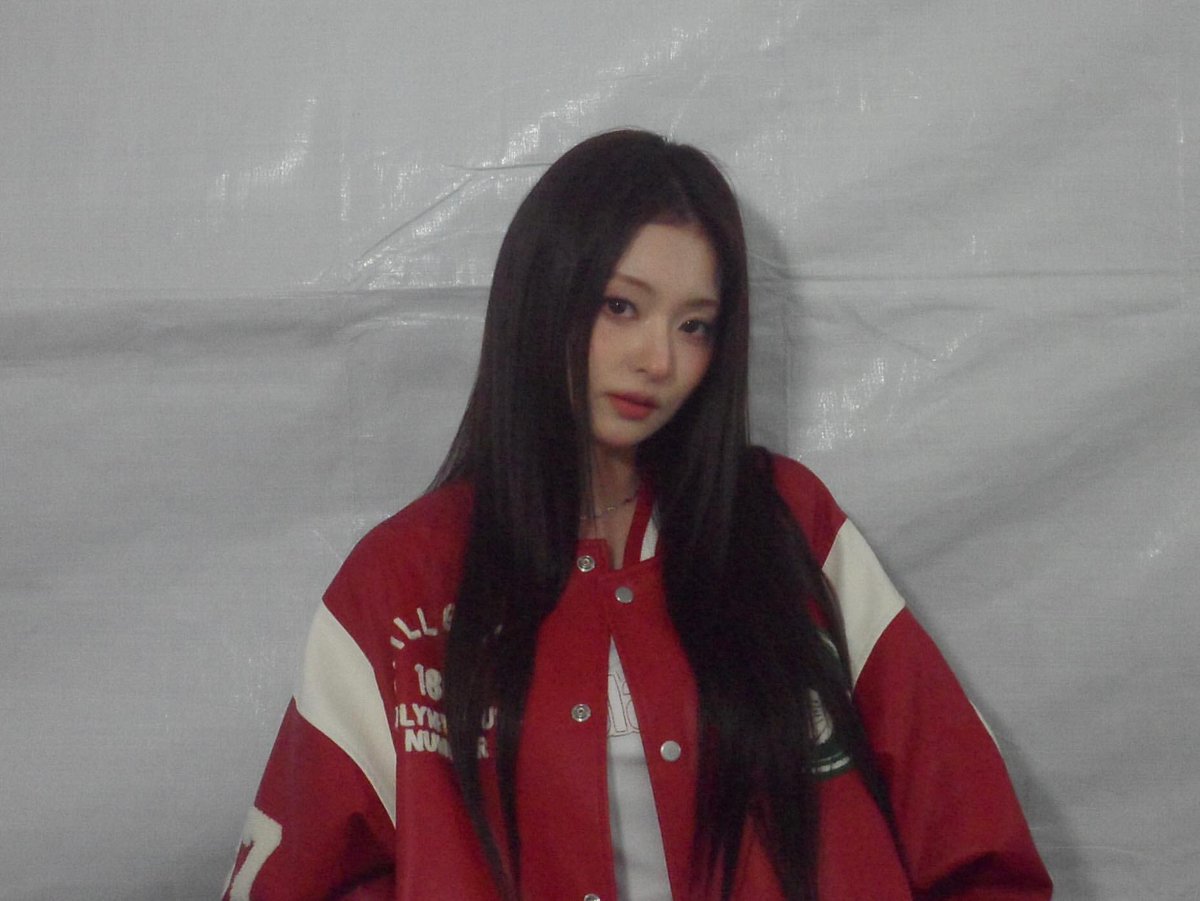 Dugi_417's tweet photo. 이나귱 주말 아침부터 들리는 옆집 소음에 일어나서 겉옷만 주섬주섬 입고 나가보니까 
순딩순딩 하게 생긴 사람이 옆집에 이사하고있어서 벽에 기대어 구경중..

이채융: (저분은 무섭게…왜 자꾸 쳐다보시는걸까..) https://t.co/vXLaoN9IOD