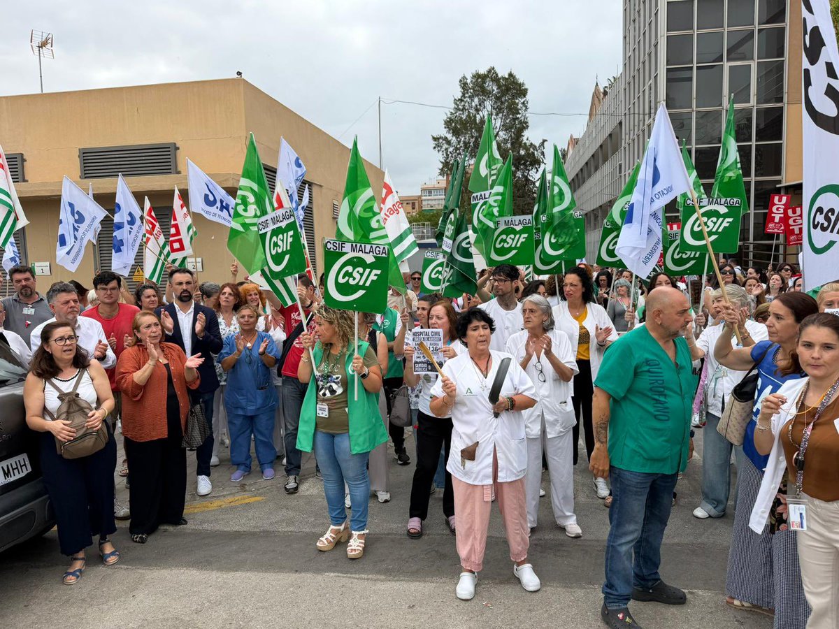 PSOEMLGCENTRO's tweet photo. El GMS del Ayto. de Málaga, @MarianoRuizA, @MCMartinOrtiz y @jorgequer, junto a profesionales sanitarios, denuncian q Moreno Bonilla y @pacodelatorrep, han convertido el aparcamiento del Hospital Civil en un impuesto a la enfermedad y en un peaje para quienes trabajan cuidándonos https://t.co/aHNjwW2cyw