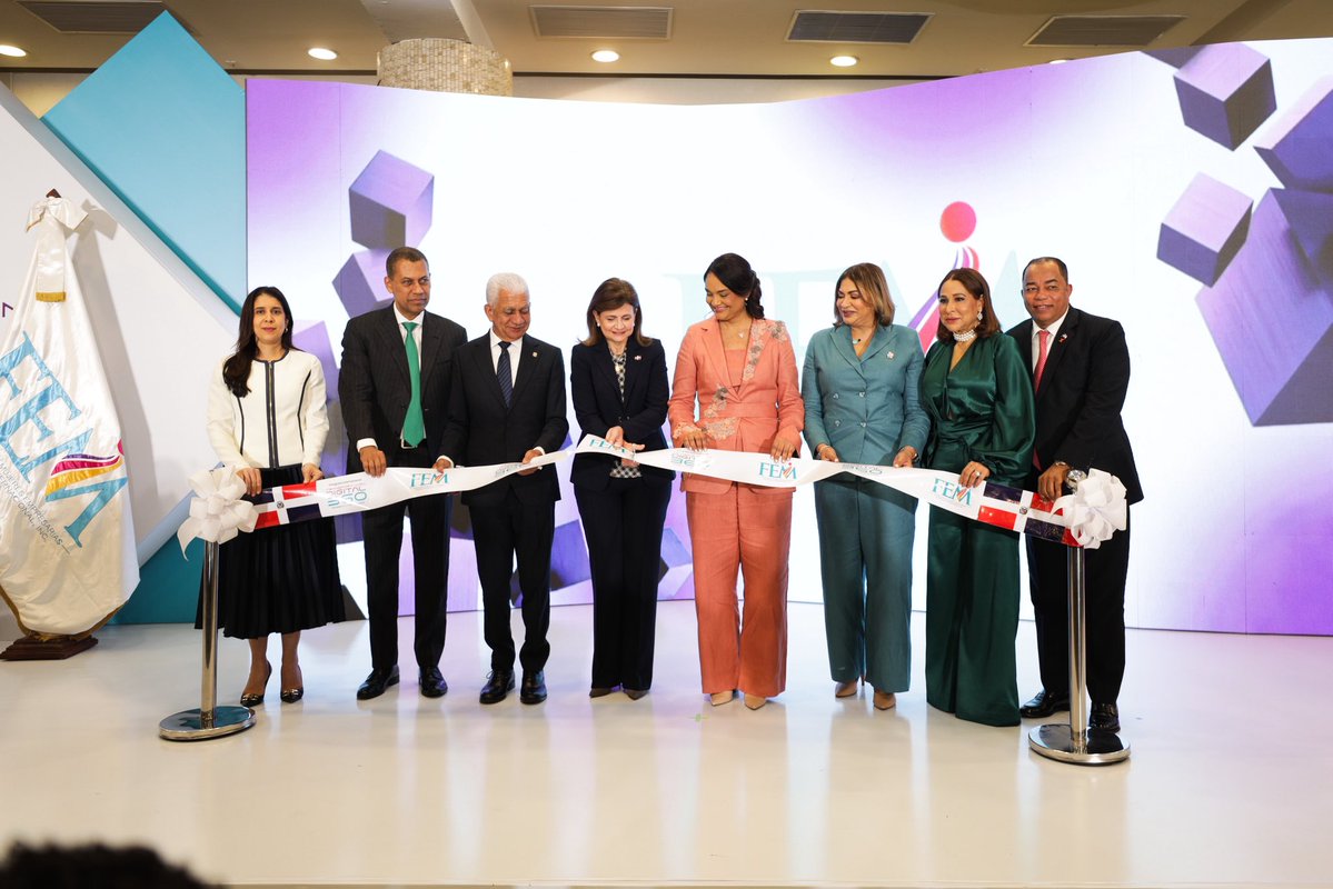 ViceRDo's tweet photo. La transformación digital abre nuevas oportunidades para fortalecer la competitividad de la República Dominicana y preparar al país para los desafíos del presente y del futuro. 🇩🇴

En ese contexto, la vicepresidenta @RaquelPenaVice participó en la apertura del «Congreso Internacional Transformación Digital 360: Innovación para el Futuro Empresarial», un espacio de intercambio sobre tecnología, formación y el papel de las mujeres en los procesos de transformación que vive nuestra sociedad.

#RaquelPeña
#VicepresidenciaRD