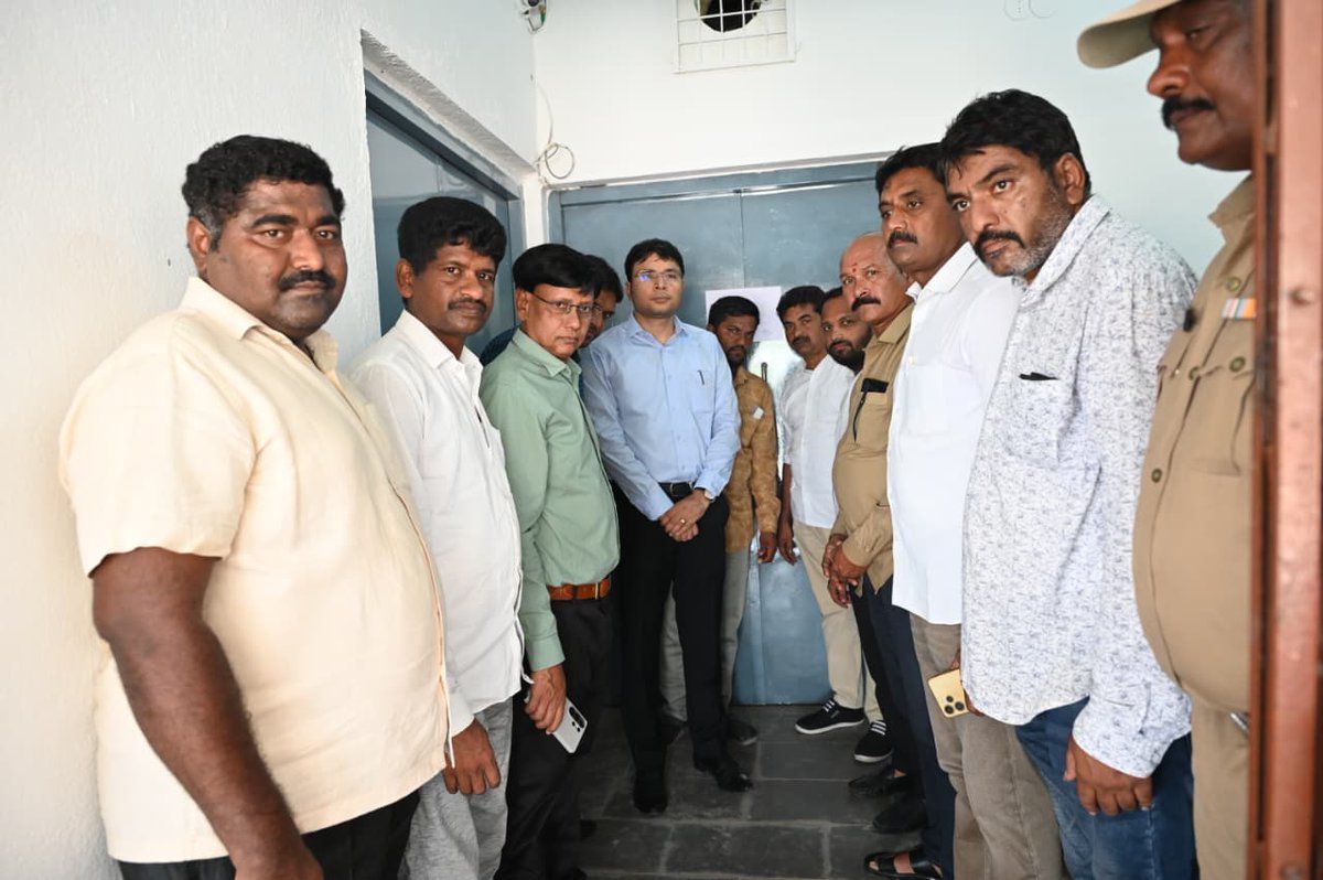 Collector_NML's tweet photo. ✅️ కలెక్టరేట్ సమీపంలోని ఈవీఎం గోదాం కేంద్రాన్ని సాధారణ తనిఖీల్లో భాగంగా బుధవారం జిల్లా కలెక్టర్ భవేశ్ మిశ్రా పరిశీలించారు.

✅️ ఈ సందర్భంగా గోదాంలో నిర్వహిస్తున్న అన్ని రిజిస్టర్లను తనిఖీ చేసి, సీసీ కెమెరాల పనితీరును పరిశీలించారు. గోదాం భద్రత విషయంలో ఎలాంటి నిర్లక్ష్యం ఉండరాదని సూచించిన కలెక్టర్, పోలీసు సిబ్బంది నిరంతరం సీసీ కెమెరాల పర్యవేక్షణ చేపట్టి మెరుగైన భద్రతా చర్యలు అమలు చేయాలని ఆదేశించారు.

✅️ ఈ తనిఖీలో జిల్లా అదనపు కలెక్టర్ (రెవెన్యూ) కిషోర్ కుమార్, అధికారులు సర్ఫరాజ్, రాజశ్రీ, వివిధ రాజకీయ పార్టీల ప్రతినిధులు శ్రవణ్, మజార్, హైదర్, మహేష్ రెడ్డి, రమేష్, సుశీల్ కుమార్, నరేష్, ఇతర అధికారులు, సిబ్బంది పాల్గొన్నారు.

@ECISVEEP
@SpokespersonECI
@CEO_Telangana
@TelanganaCS
@bhaveshmishra01
@IPRTelangana
@CPRO_TGCM
@airnewsalerts
@DDNewslive
@PIB_India
@PIBHindi
@PTI_News
@MIB_India
@ddyadagirinews
@ANI
@PIBHyderabad