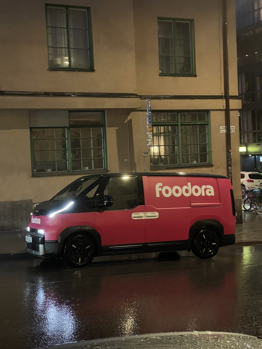 JTedestal's tweet photo. Okej egentligen var det en foodora-bil men Postnord gör det verkligen perfekt https://t.co/x3f9XSTLZ4