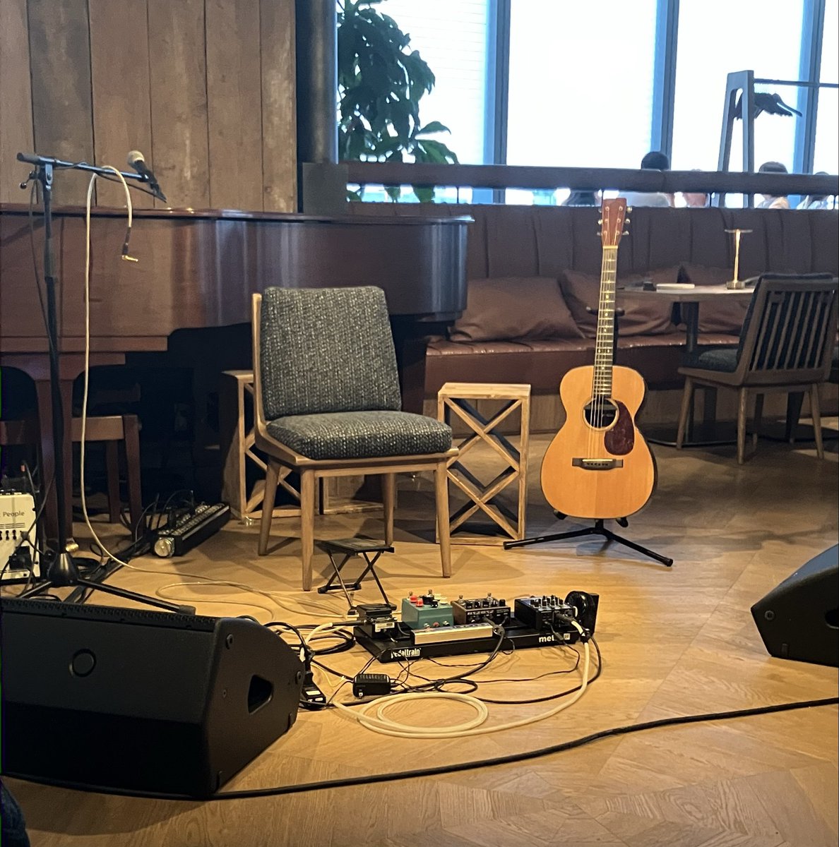 tbe01334's tweet photo. 今日はソロギターリスト🎸 #KOYUKI さんのバースデーライブ at #BLUEYARD に行き、皆さんでお祝いしてきました🥂
25歳、華奢なKOYUKI さんですが、1度ギター🎸を手にすると、なそのダイナミックでキレの良い演奏に言葉を失うほどでした。
アンコールも今日は一層気合いを入れて弾きますとの言葉通りの迫力で素晴らしかった👍
毎回聴く度にブラッシュアップしたライブを見せてくださるので、今後のご活躍から目が離せません‼️
KOYUKI さん、改めまして、お誕生日🎂おめでとうございます🎉
そして素敵なライブをありがとうございました❣️